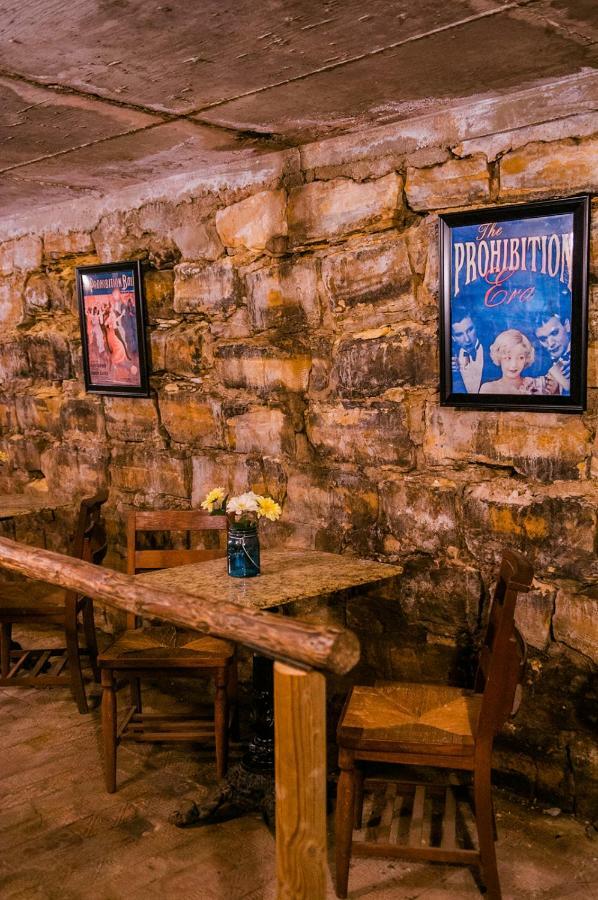 The Historic Wolf Hotel Ellinwood Esterno foto