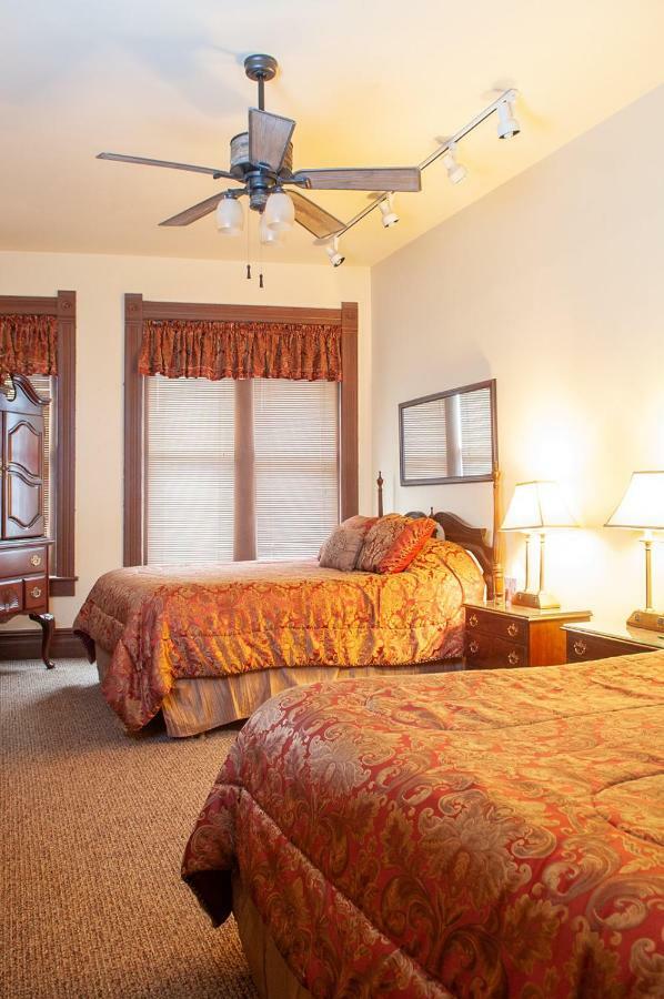 The Historic Wolf Hotel Ellinwood Esterno foto