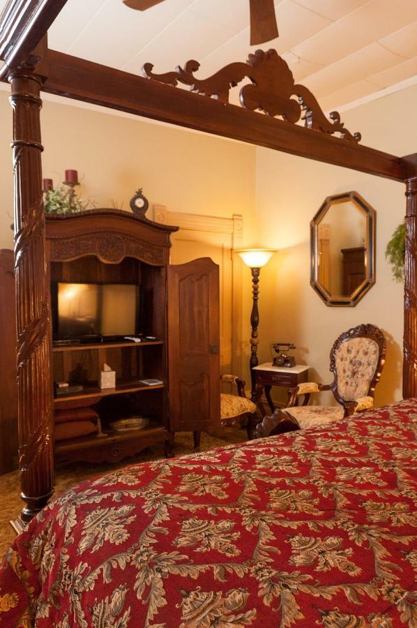 The Historic Wolf Hotel Ellinwood Esterno foto