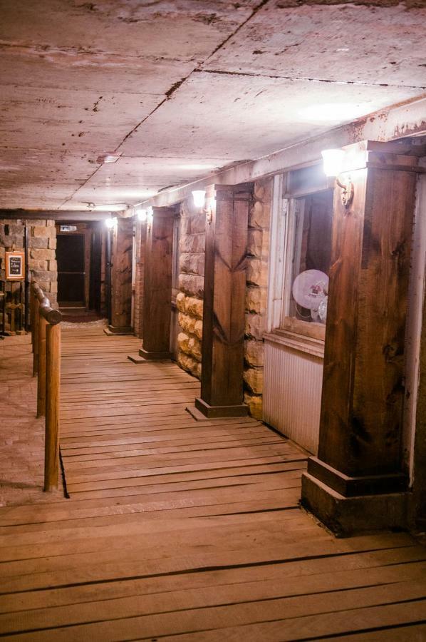 The Historic Wolf Hotel Ellinwood Esterno foto