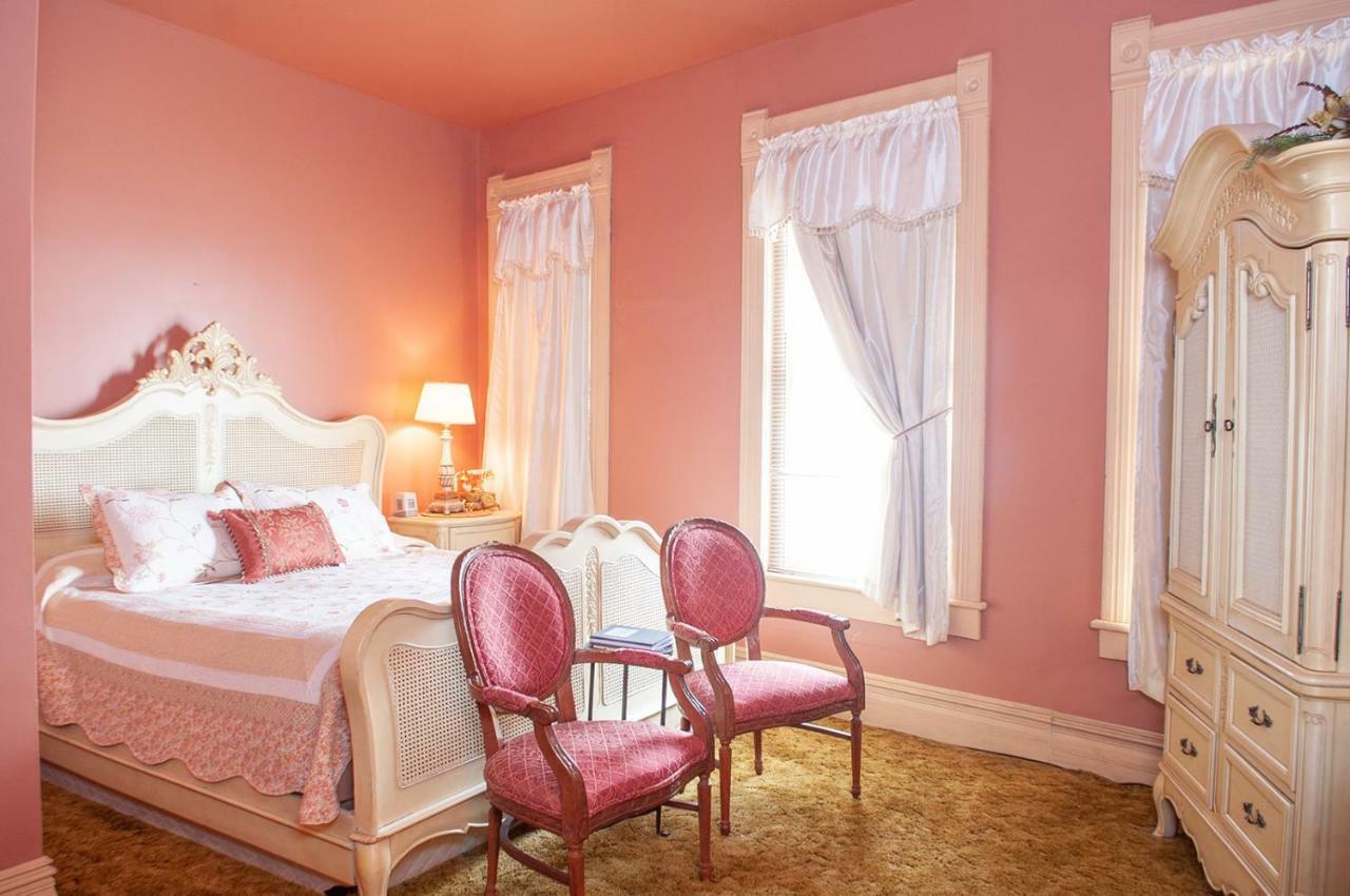 The Historic Wolf Hotel Ellinwood Esterno foto