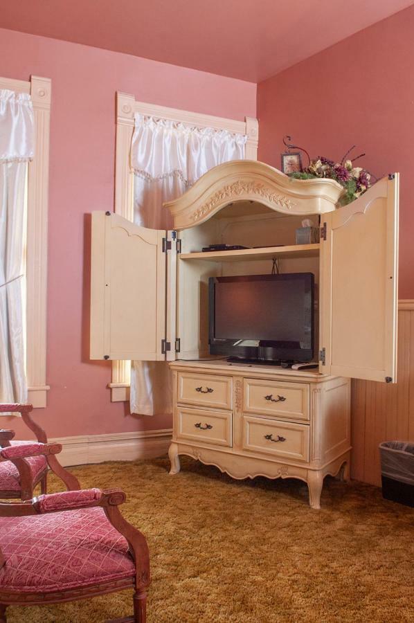 The Historic Wolf Hotel Ellinwood Esterno foto