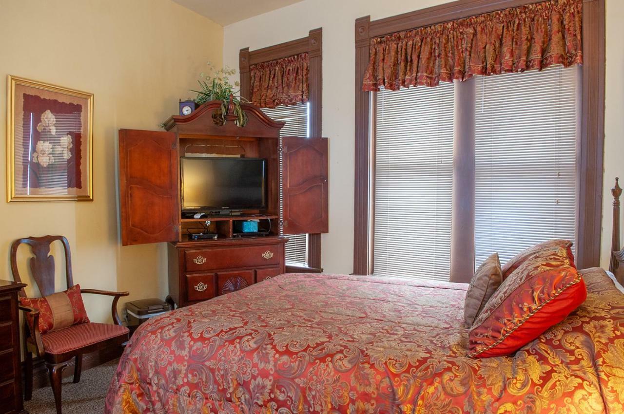 The Historic Wolf Hotel Ellinwood Esterno foto