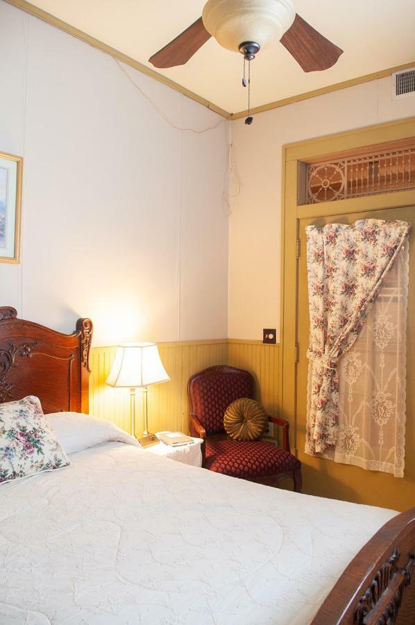 The Historic Wolf Hotel Ellinwood Esterno foto