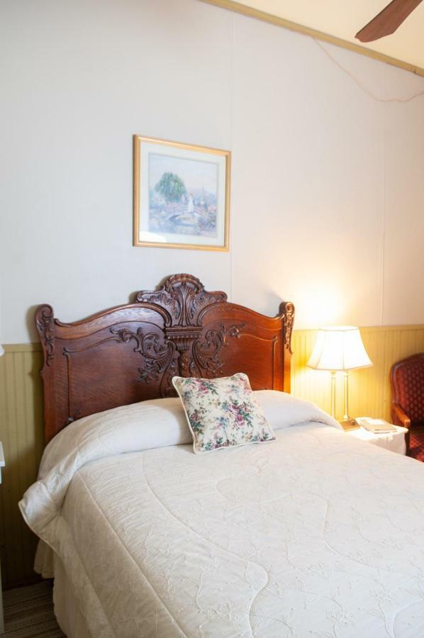 The Historic Wolf Hotel Ellinwood Esterno foto