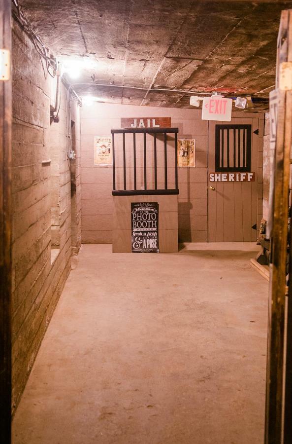 The Historic Wolf Hotel Ellinwood Esterno foto
