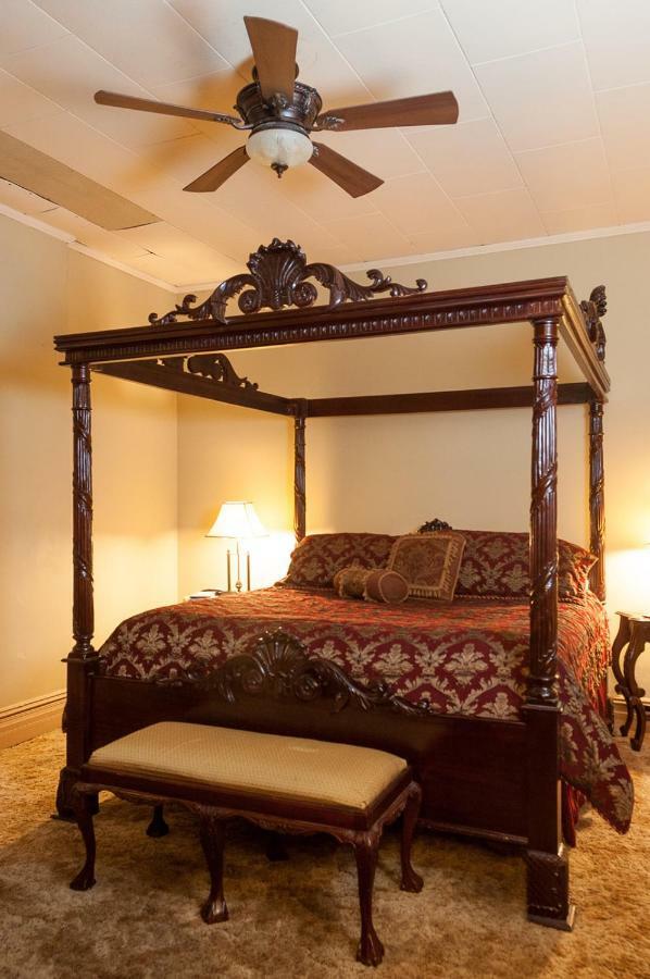 The Historic Wolf Hotel Ellinwood Esterno foto